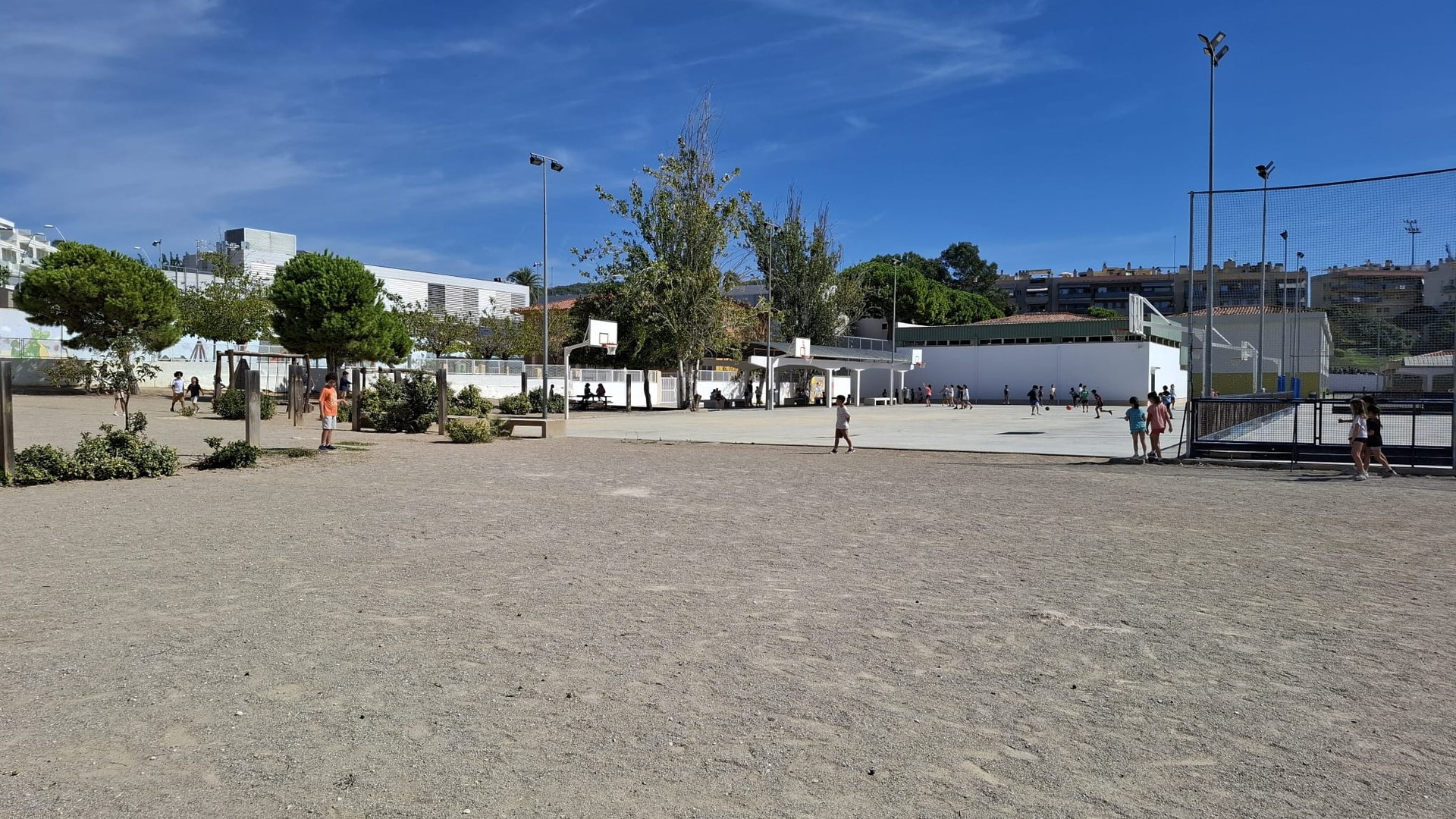 Ajuntament, Escola Utrillo i Bàsquet Sitges acorden la coberta de les pistes i la naturalització del pati
