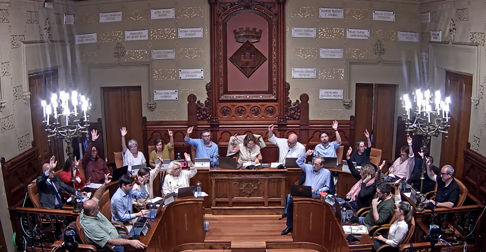 Moment de l'aprovació per unanimitat del punt 5 sobre la coberta de l'Escola Miquel Utrillo