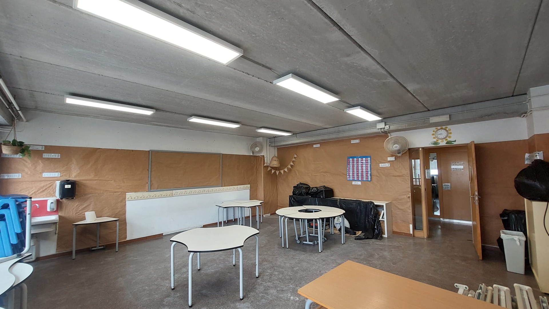 L’Ajuntament renova llums de l’Escola Barrachina i Maria Ossó amb la coresponsabilitat de l’alumnat dels centres