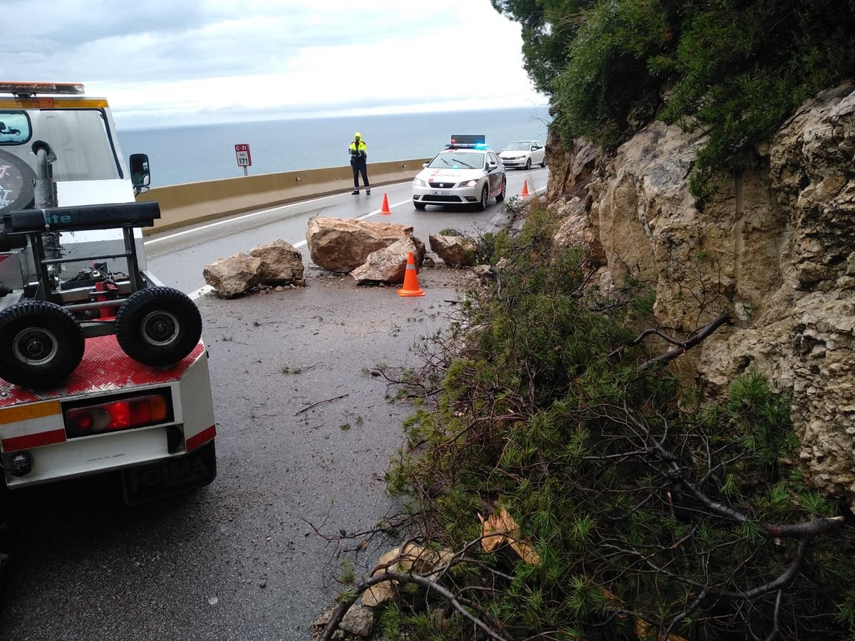 Les obres de protecció dels talussos de les Costes del Garraf s’allarguen fins la tardor