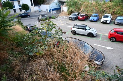 Foto- Neteja inexistent i estat deplorable del pàrquing entre el carrer de Sant Honorat, Carretera de les Costes i la via del tren 2.JPG