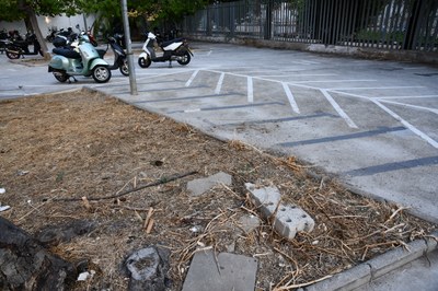Mal estat de l’aparcament de motos de l’estació 1.JPG