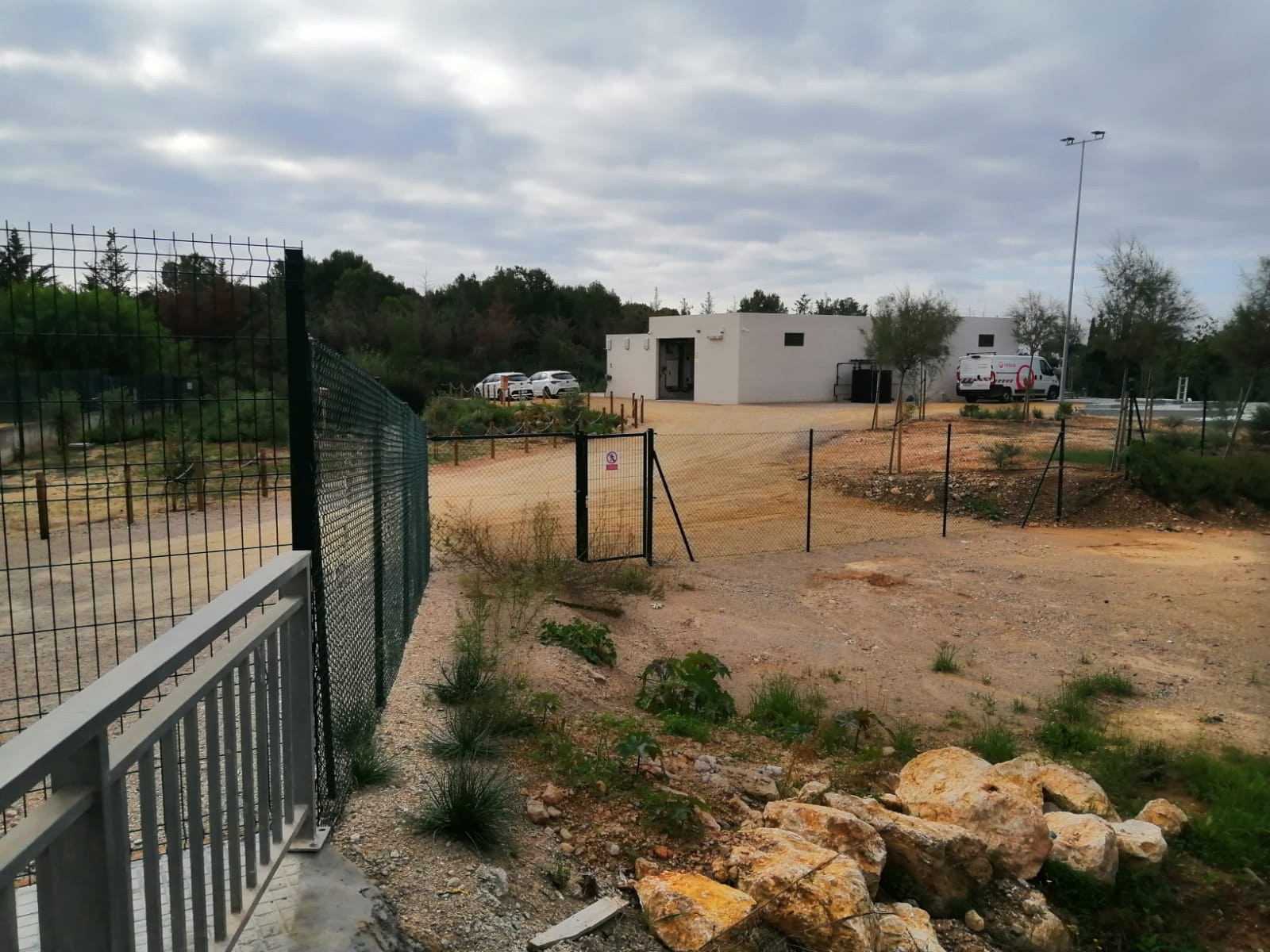 Sitges regenera aigua per reutilitzar-la en el reg urbà i la neteja dels carrers
