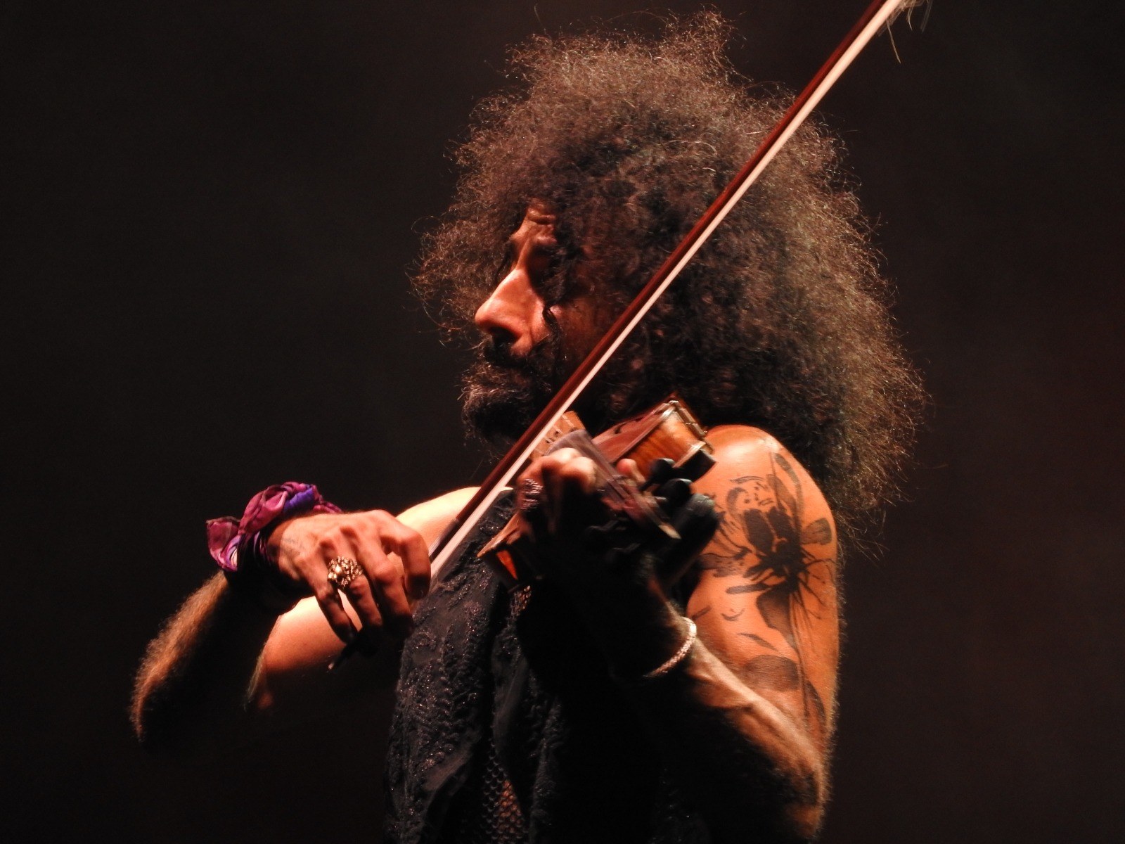 Ara Malikian posa la banda sonora als Jardins Terramar de Sitges