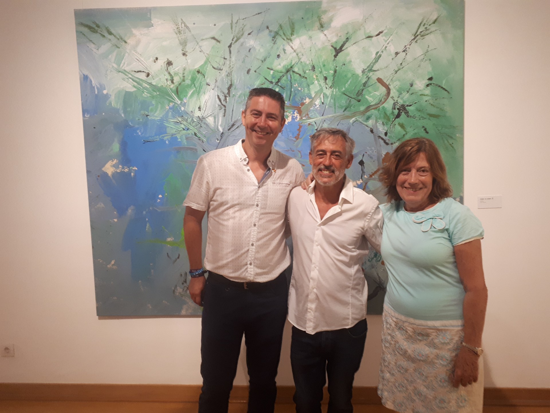 El regidor David Martínez, l'artista Albert Llobet Ascaso i la comissària de la mostra i artista Montse Marcet el dia de la inauguració