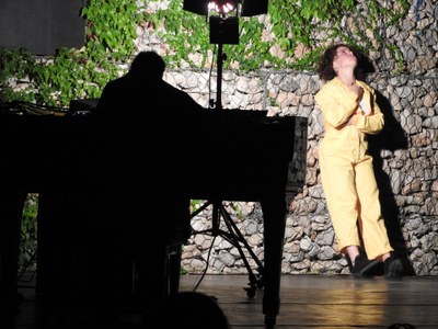 Les Impuxibles (la fusió artística entre la pianista Clara Peya i la seva germana ballarina, Ariadna Peya) amb Marc Soler