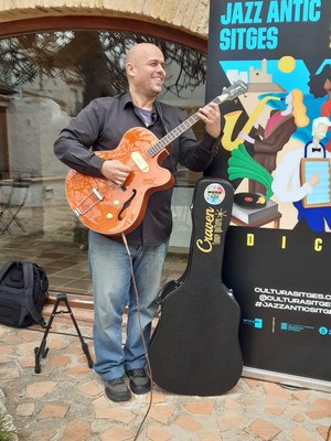 Joan Pinós i guitarra tenor.jpeg