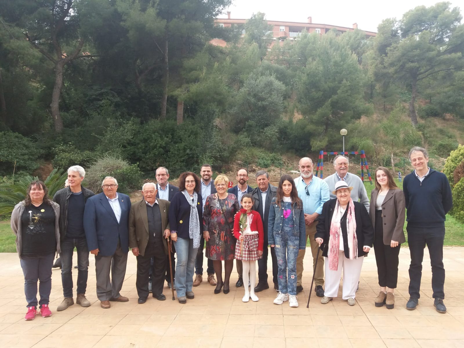 Fotografia de família amb els guanyadors del VIII Concurs Literari Sant Jordi de Les Botigues de Sitges