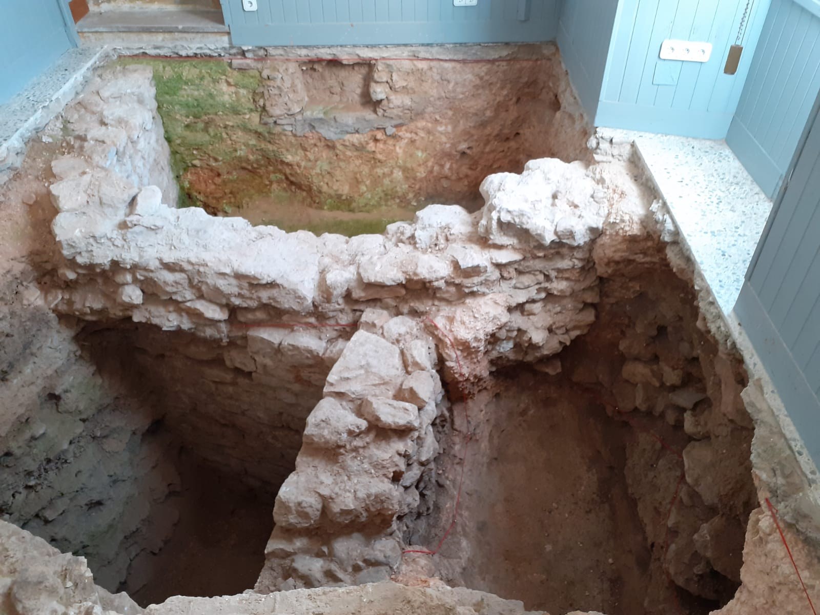 Es reprenen les visites arqueològiques al Puig de Sitges amb l’estrena d’un espai museístic petit a la casa de la Vila