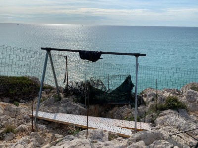 Cova del Gegant instal·lació, protecció accessos (Foto. J. Puig) .jpeg