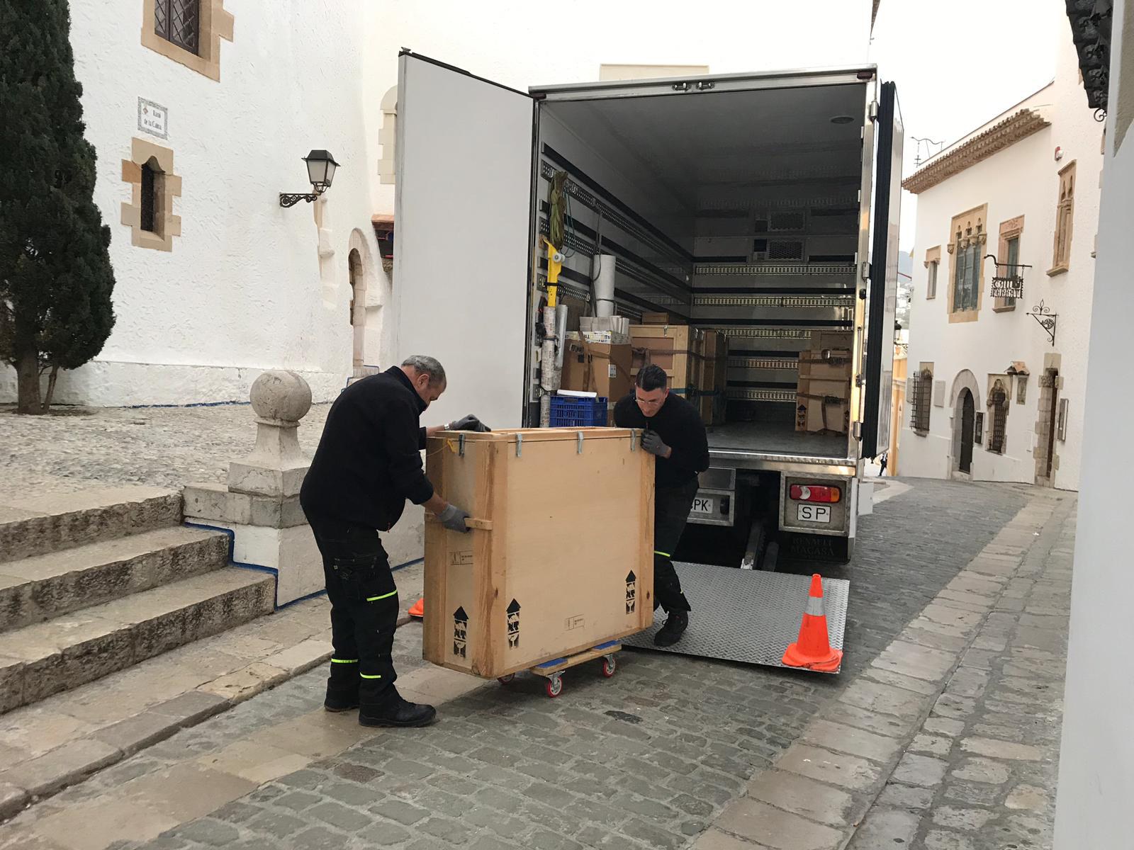 Moment del trasllat de les obres al Museu de Maricel