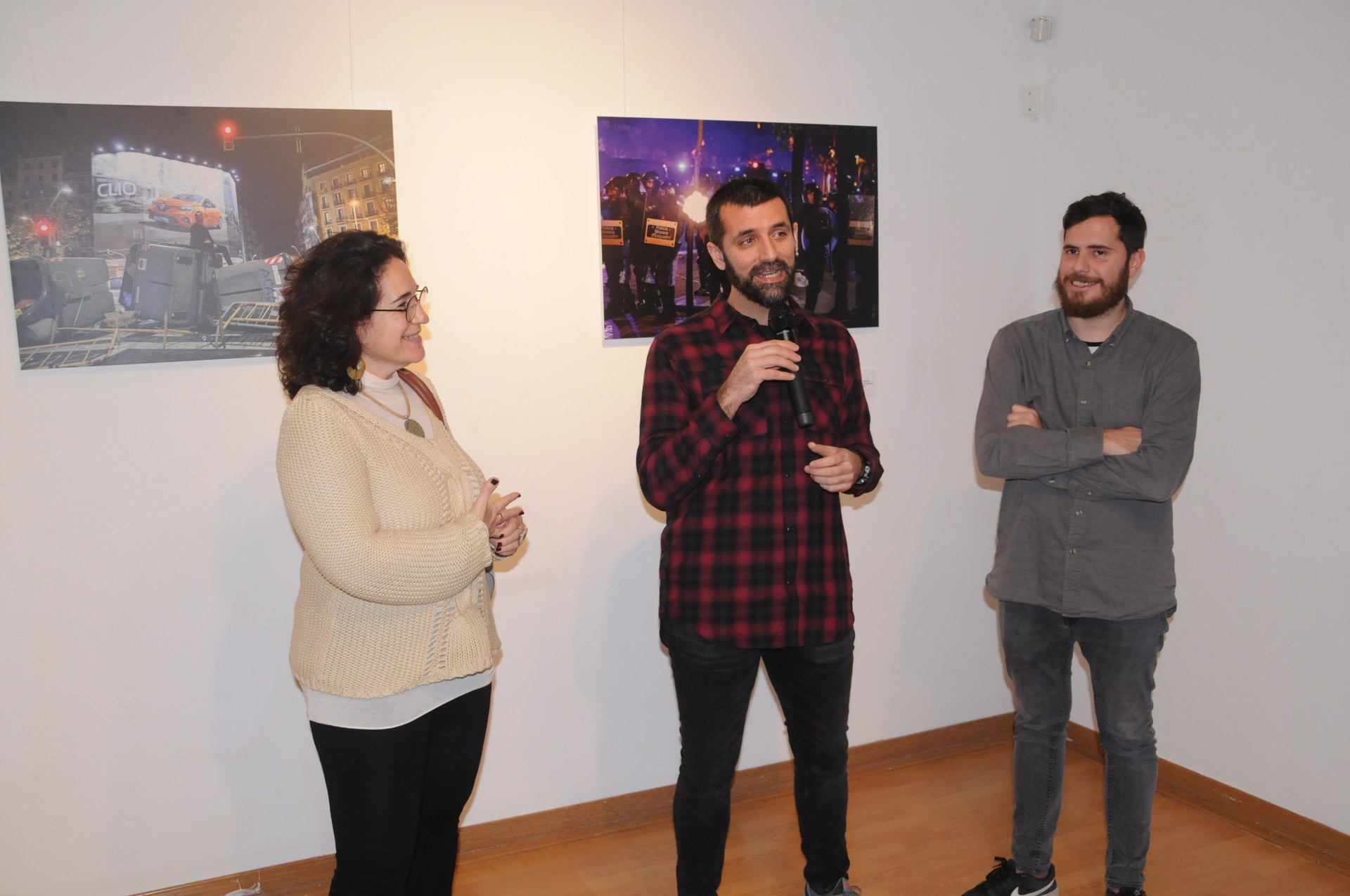 L'alcaldessa, Aurora Carbonell, el fotoperiodista Jordi Borràs i el regidor de Cultura, Xavier Salmerón, durant l'acte d'inauguració de l'exposició 'El dia que vam dir prou'