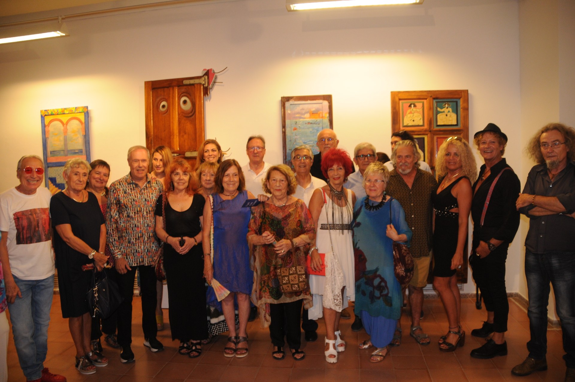 Els artistes participants a l'exposició 'L'art a les Portes' i la regidora d'Hisenda, Organització i Recursos Humans, Carme Almirall, durant l'acte d'inauguració de la mostra