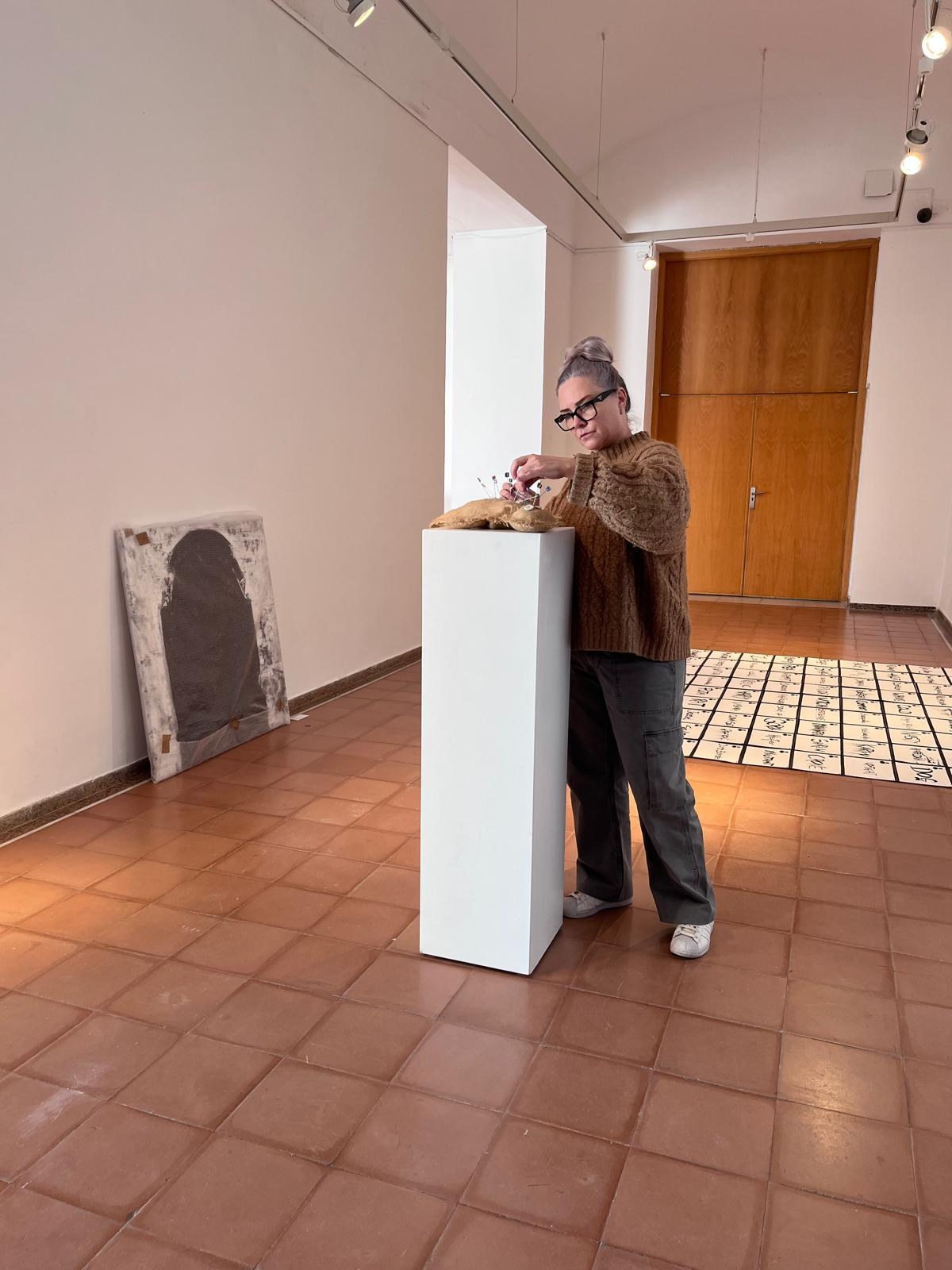 L'artista Nia Bragg durant el muntatge de l'exposició 'Totes som bruixes'