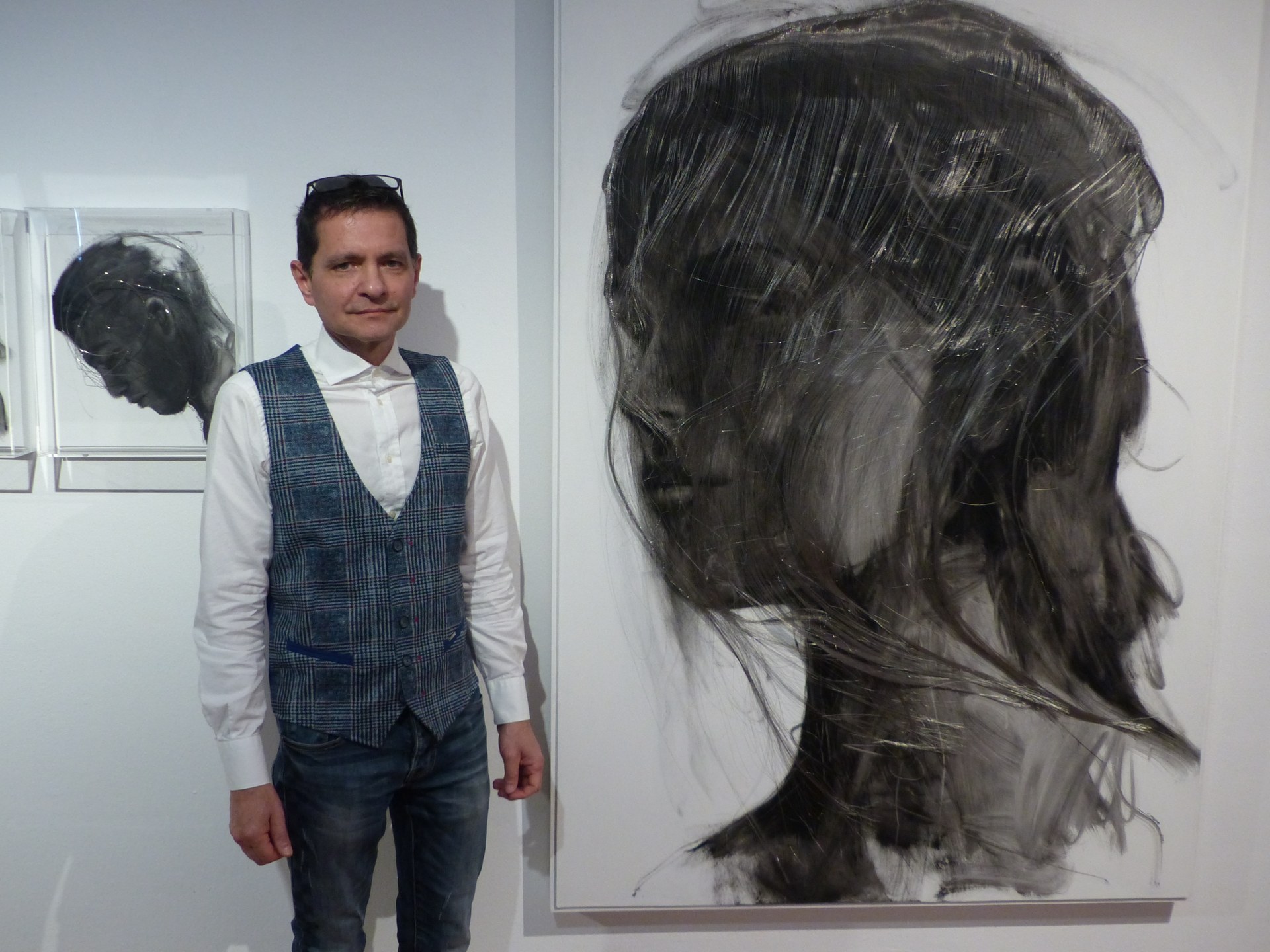 L’artista Roger Sanguino desdibuixa els límits de la pintura i l’escultura en una exposició híbrida