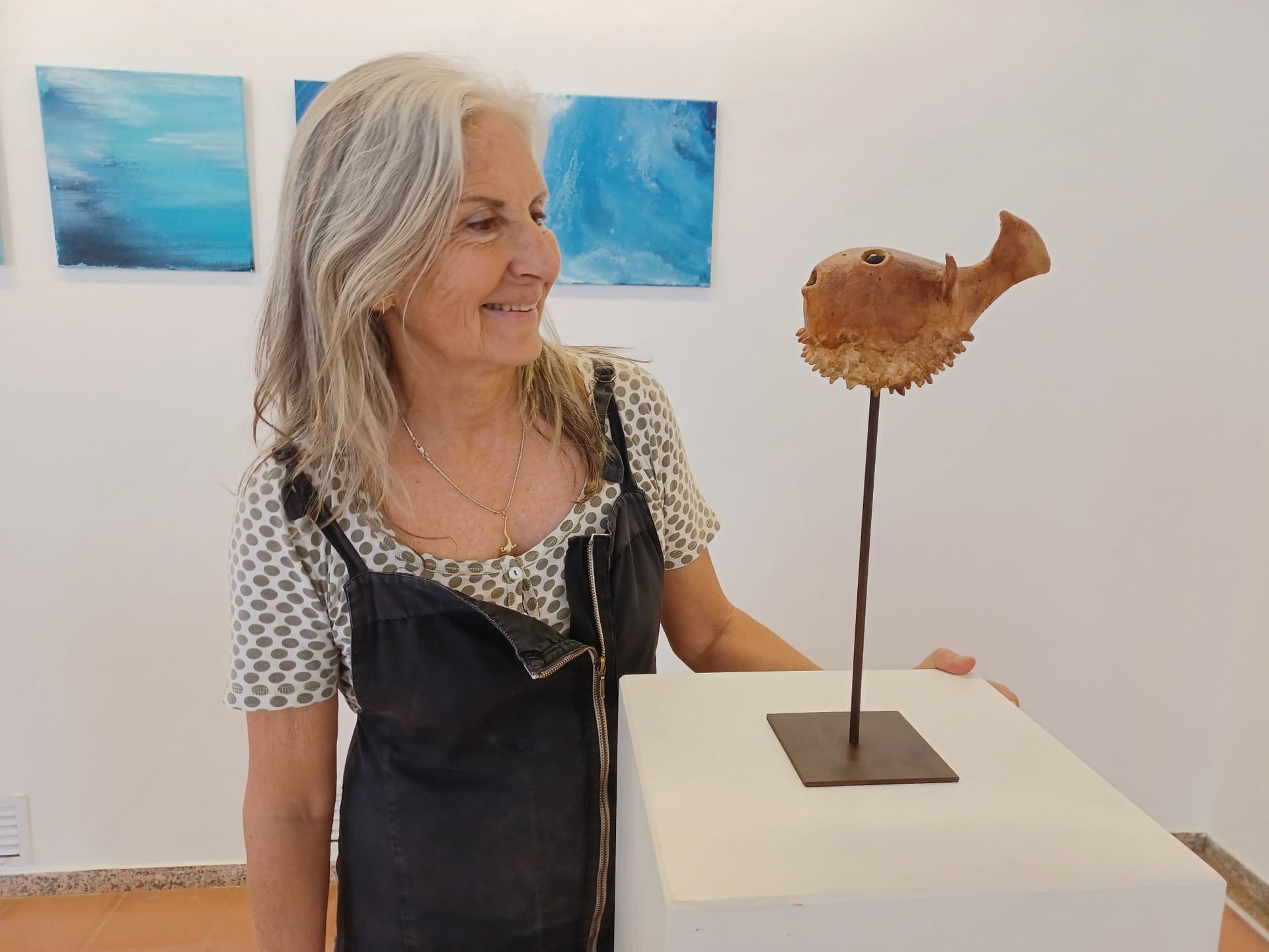L’artista Rosa Gallach reflexiona sobre els efectes negatius de l’acció humana a través d’una exposició a Sitges
