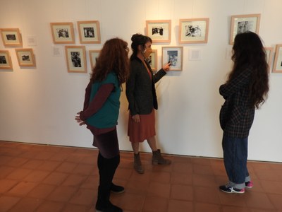 Patricia Buckley, Judit Porta i Anna Nicolau mirant el Fons Buckley-Planas.jpg