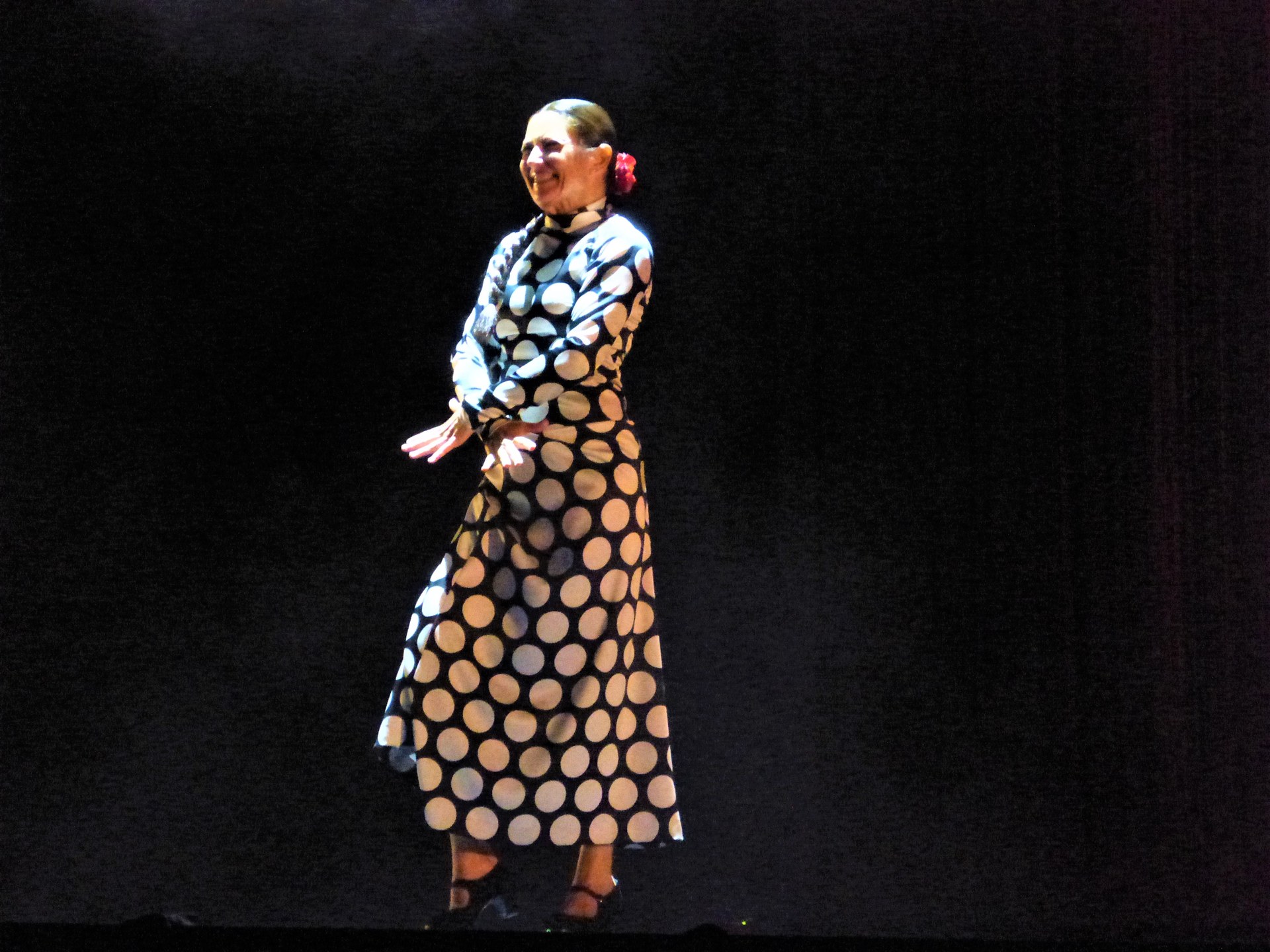 La bailaora Sara Baras s'entrega en cos i ànima als Jardins Terramar de Sitges