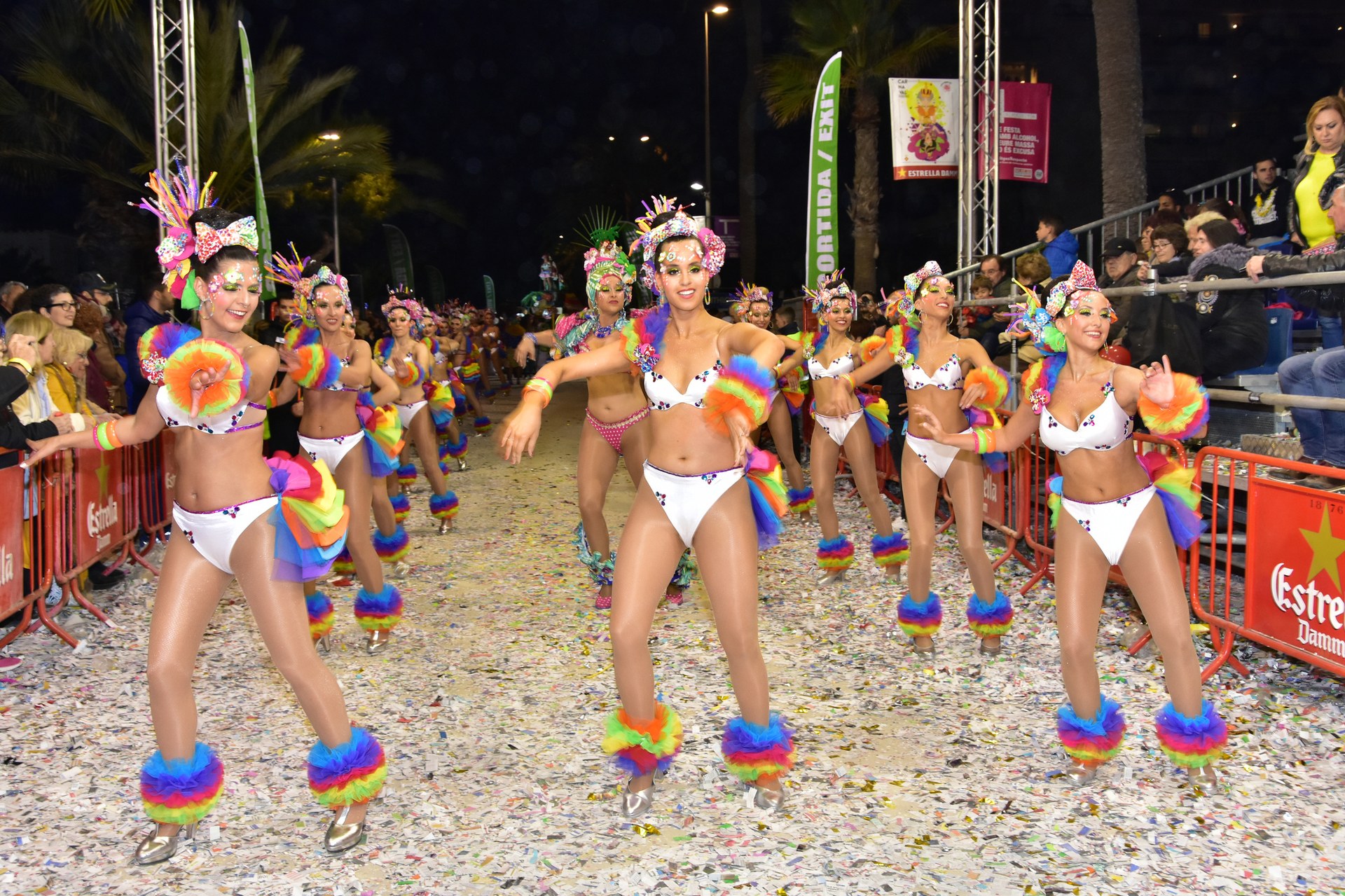 La colla Sabor a Xocolà ballant amb la Reina del Carnaval 2019
