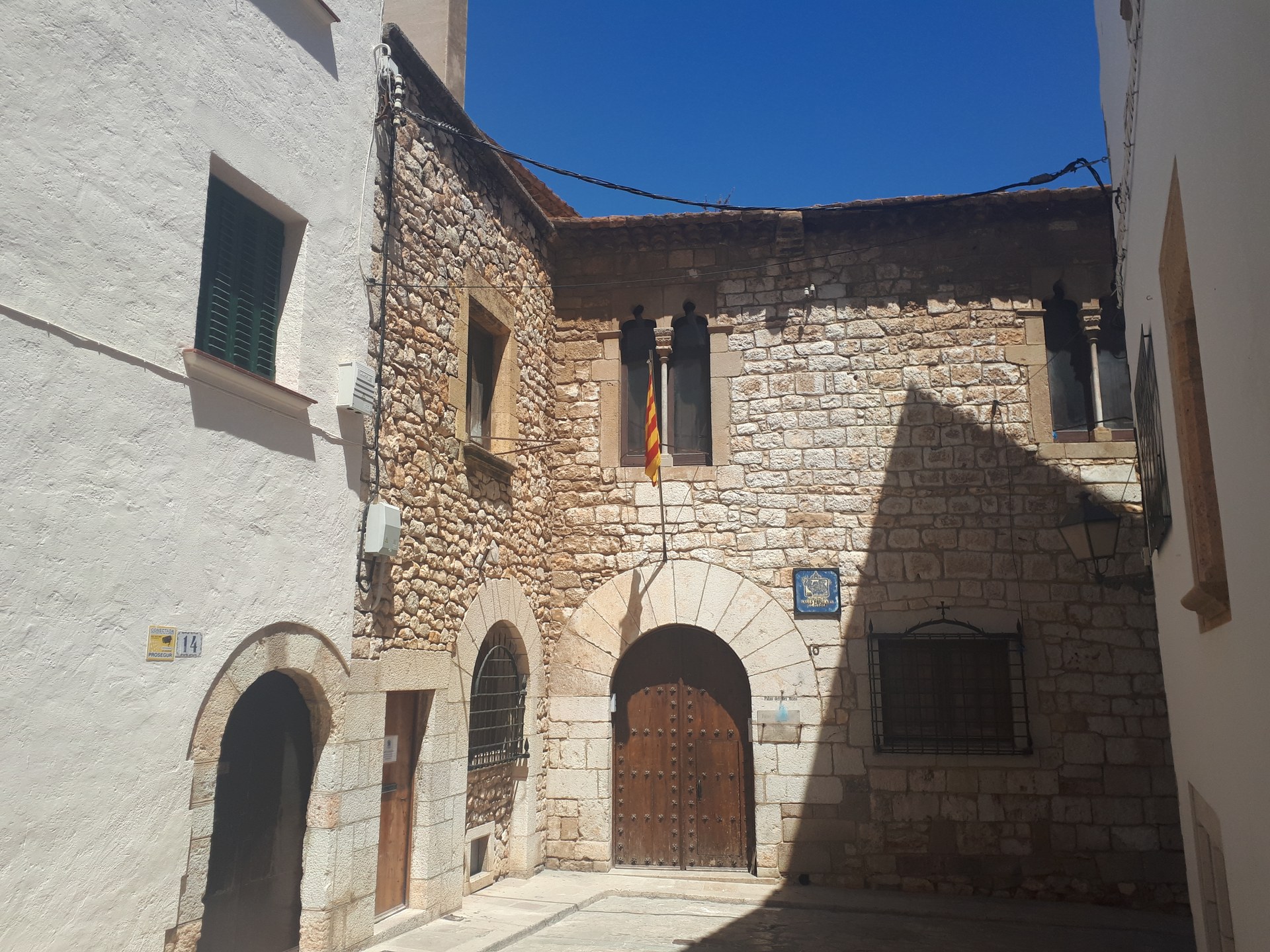 L'Ajuntament remodela la instal·lació elèctrica i arranja la façana del pati del Palau del Rei Moro