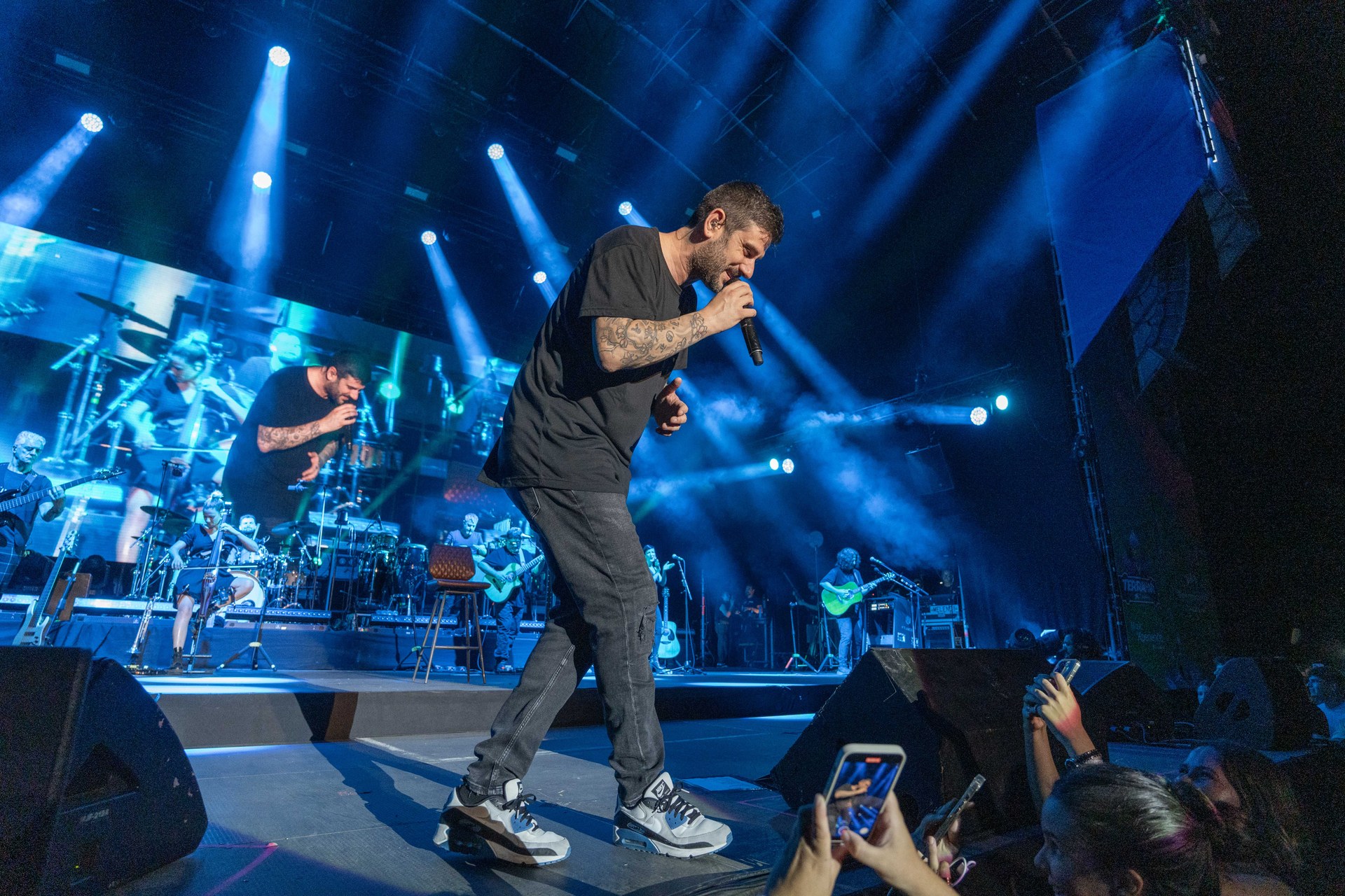 Melendi durant l'actuació als jardins de Terramar ©Festival Terramar CaixaBank – Sergi Abad