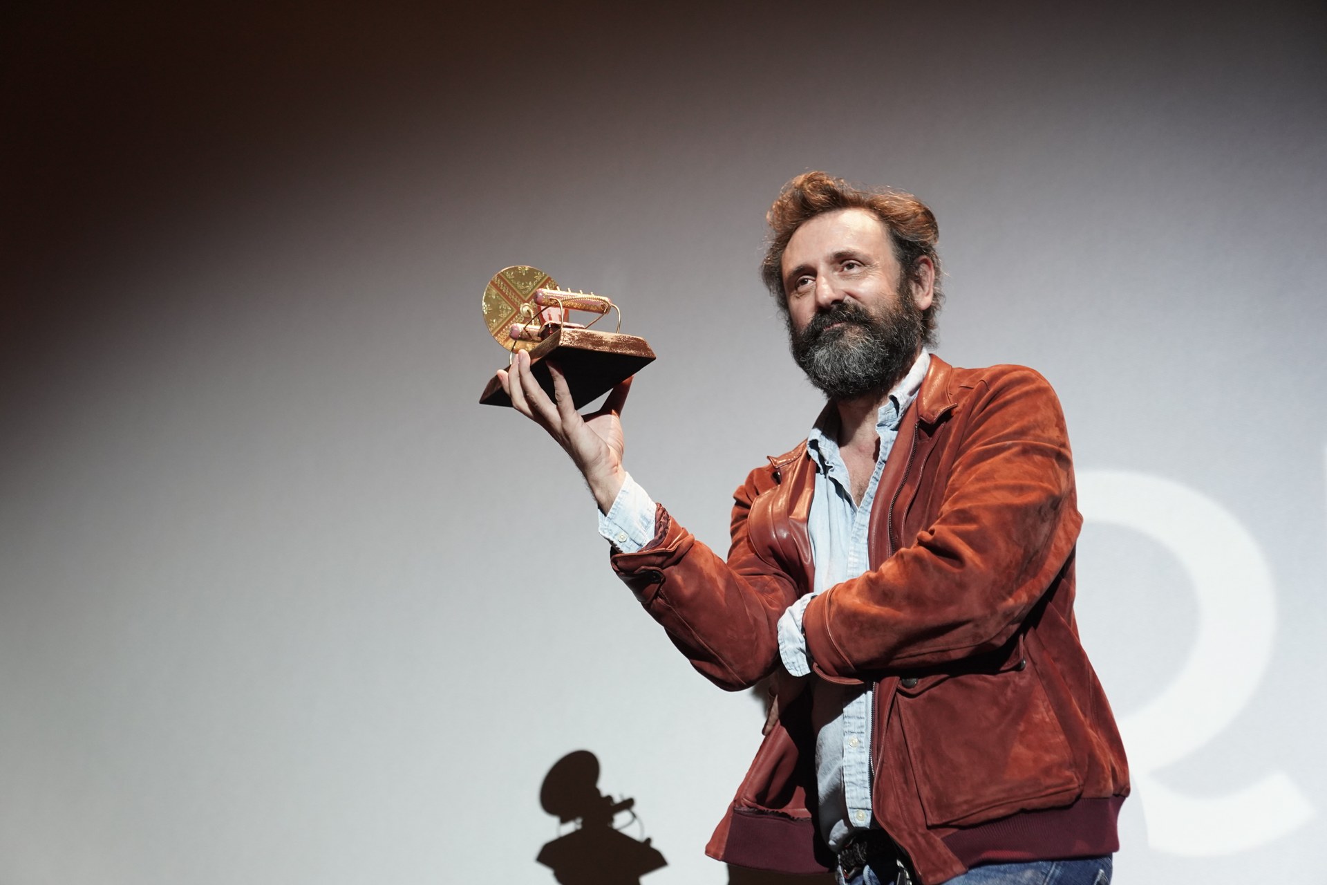 Quentin Dupieux rep el premi Màquina del Temps advertint que ‘Fumar provoca tos’