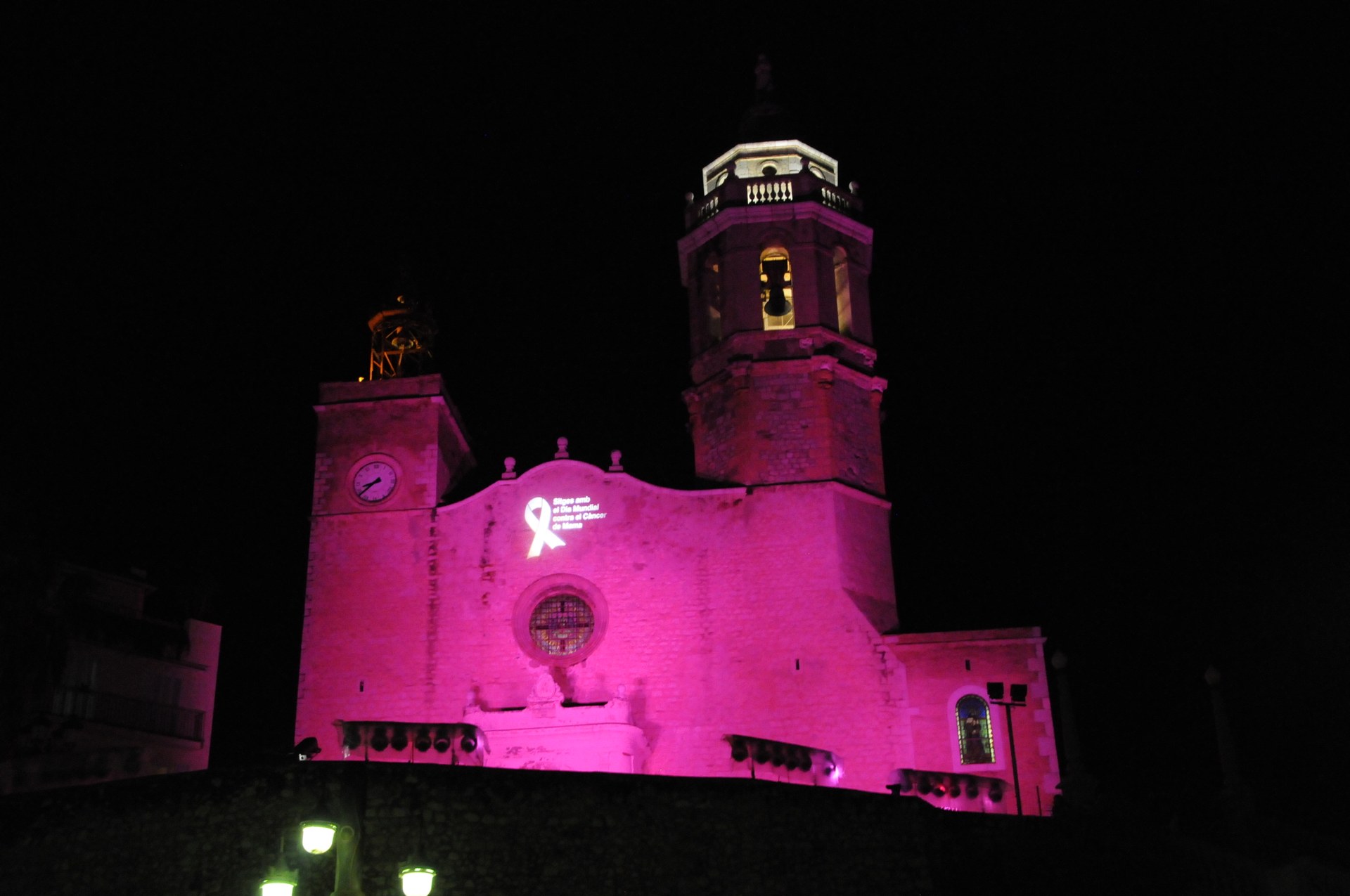 La façana de la parròquia de Sant Bartomeu i Santa Tecla tornarà a il·luminar-se de rosa aquest dissabte