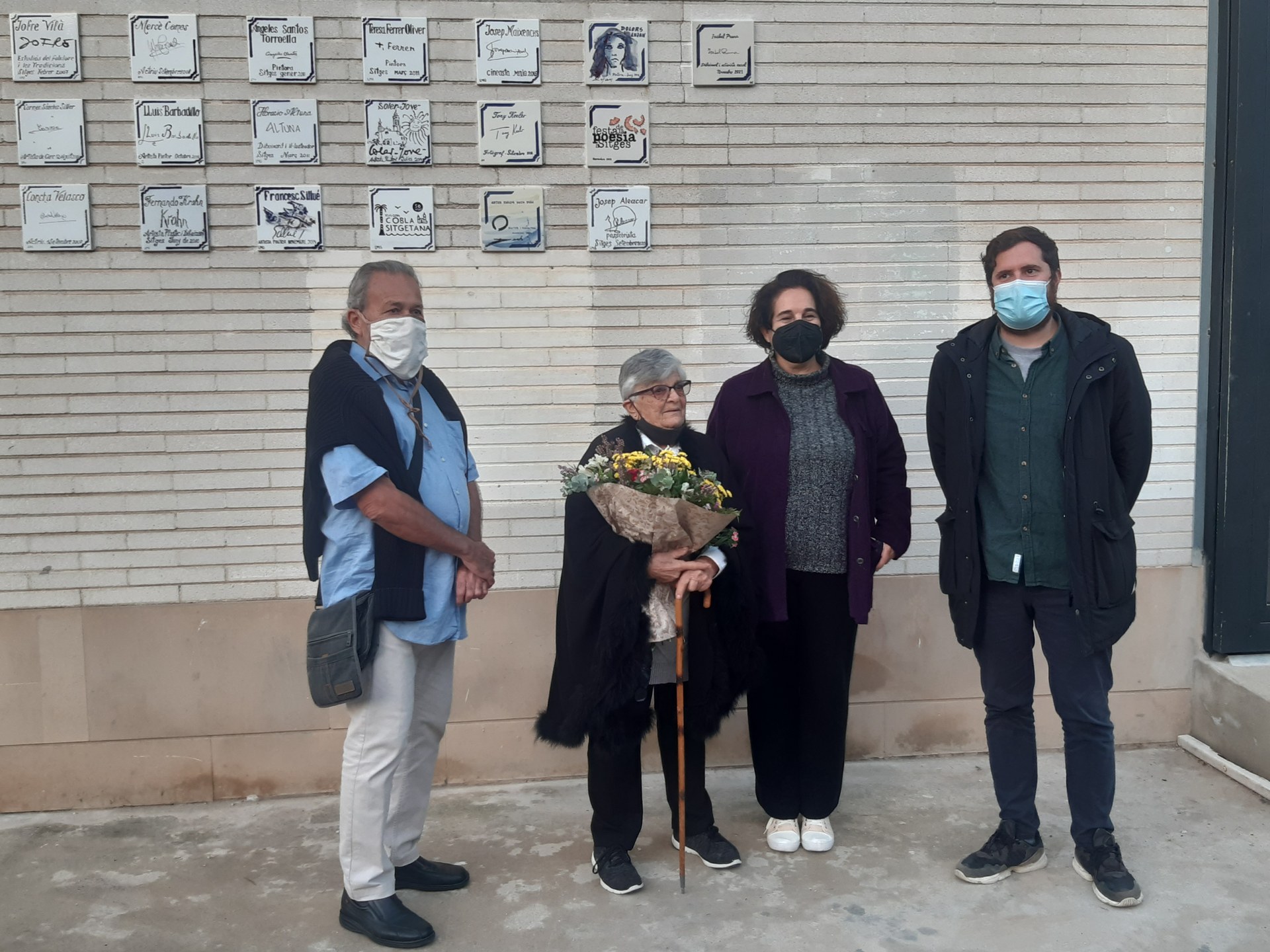Sitges reconeix la trajectòria de la pintora i activista Isabel Pruna amb la descoberta d’una placa a la Plaça dels Artistes