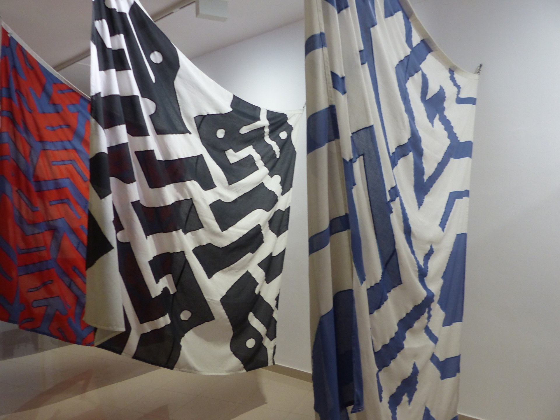 Una instal·lació d’11 banderes dissenyades per Peter Stämpfli als anys 90 protagonitza la nova proposta de la Fundació