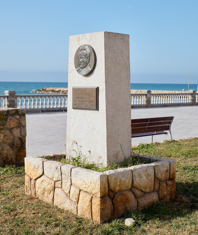 12 · Monument a G.K. Chesterton