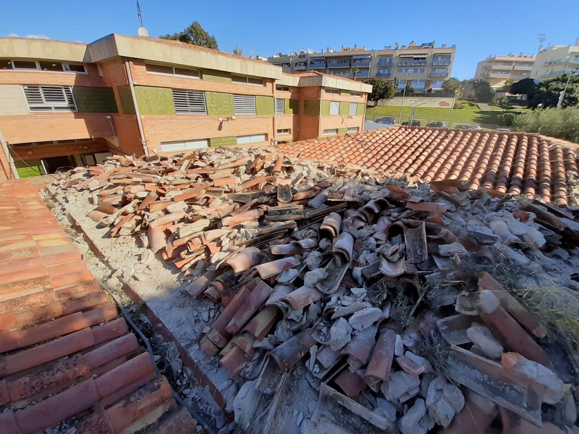 Comencen les obres de reparació de la teulada de l’Escola Miquel Utrillo