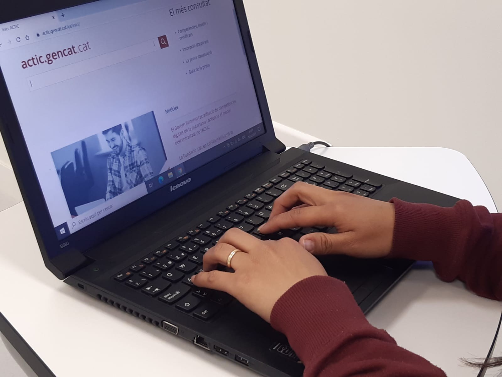 El Centre de Formació d’Adults de Sitges acull la prova ACTIC per valorar les competències digitals de la ciutadania