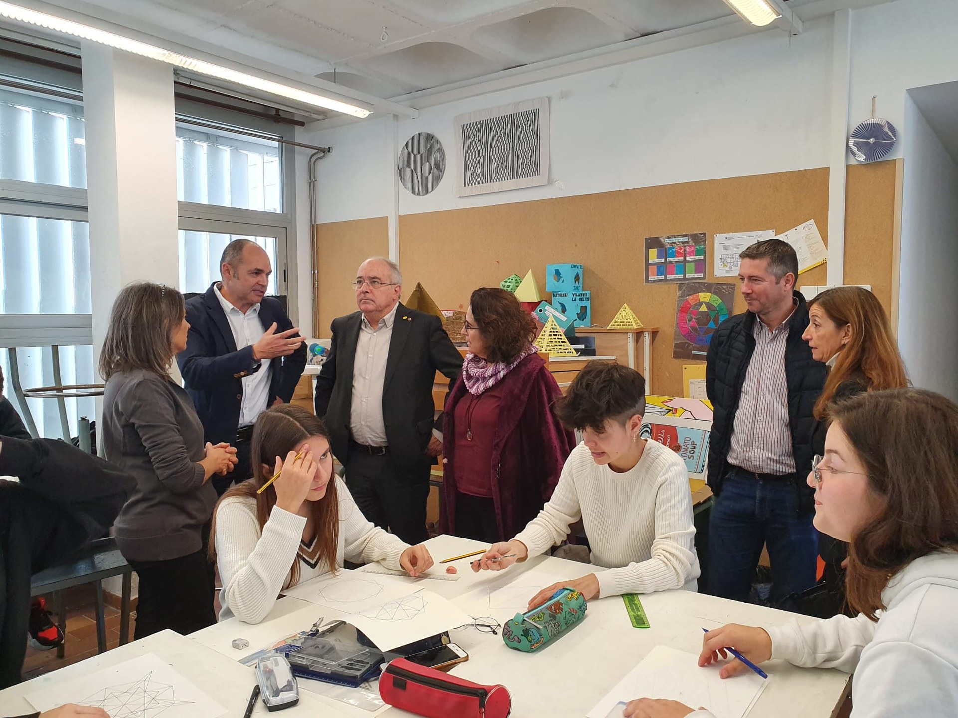 El conseller visita la nova branca del batxillerat artístic de l’Institut Joan Ramon Benaprès
