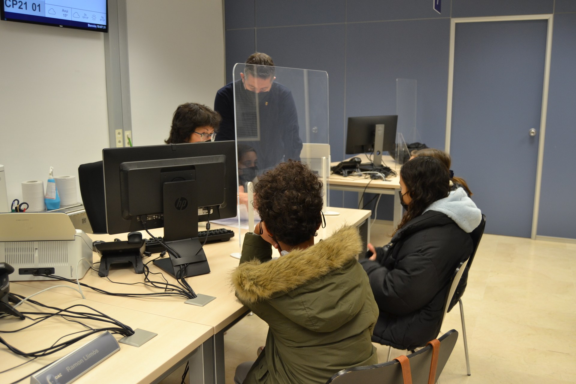 Imatge dels alumnes de l'Escola Agnès de Sitges per demanar el NIF a l'OAC