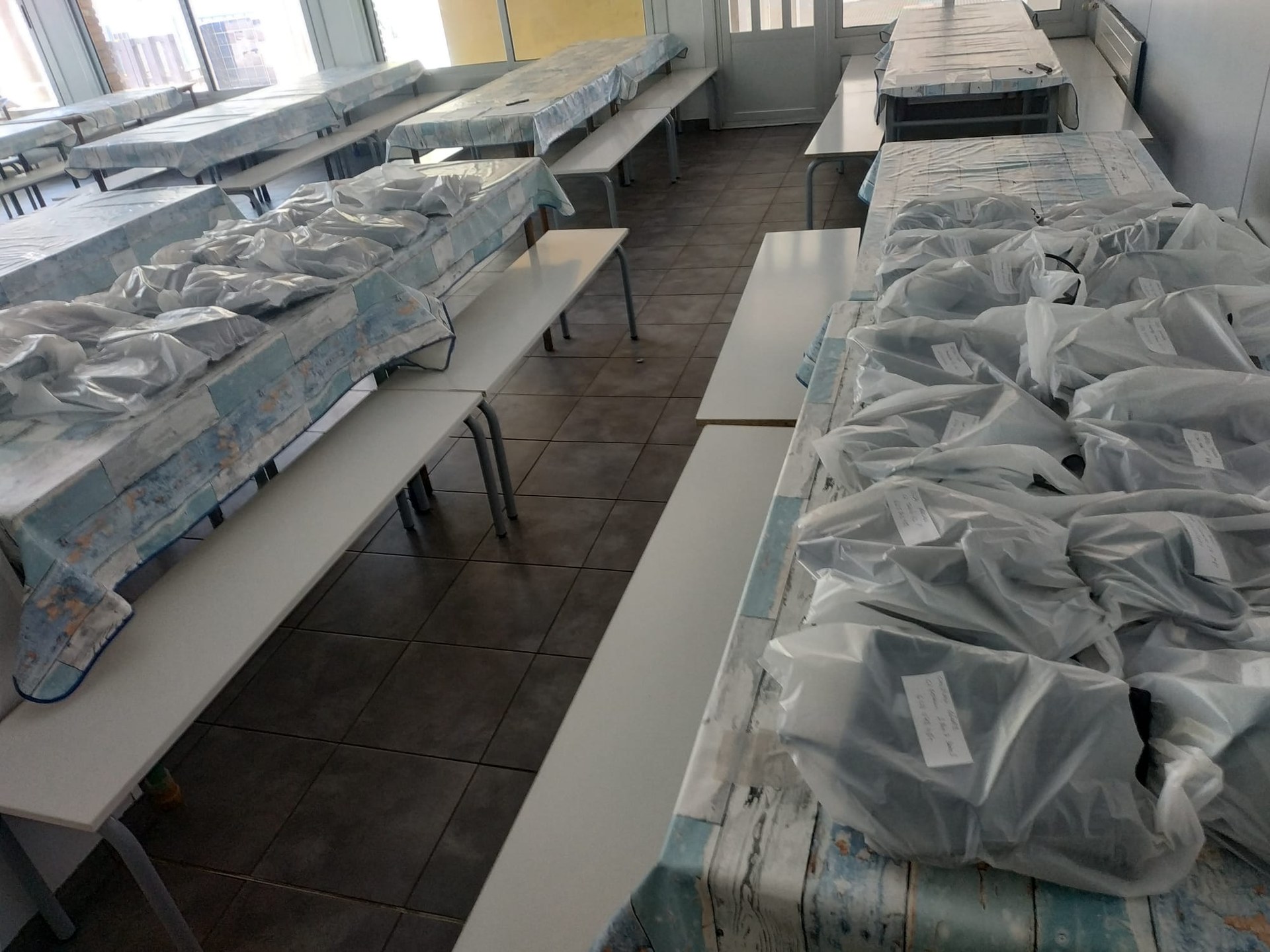 L'Ajuntament de Sitges distribueix un centenar de dispositius electrònics als alumnes de primària i secundària de Sitges
