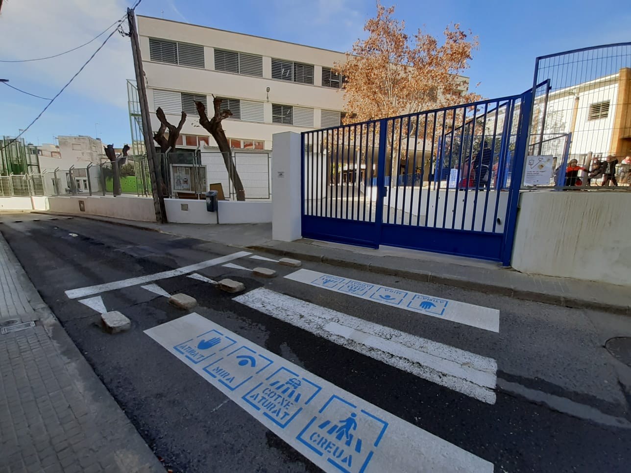 Sitges inicia una prova pilot per fer més educatius i accessibles els passos de vianants