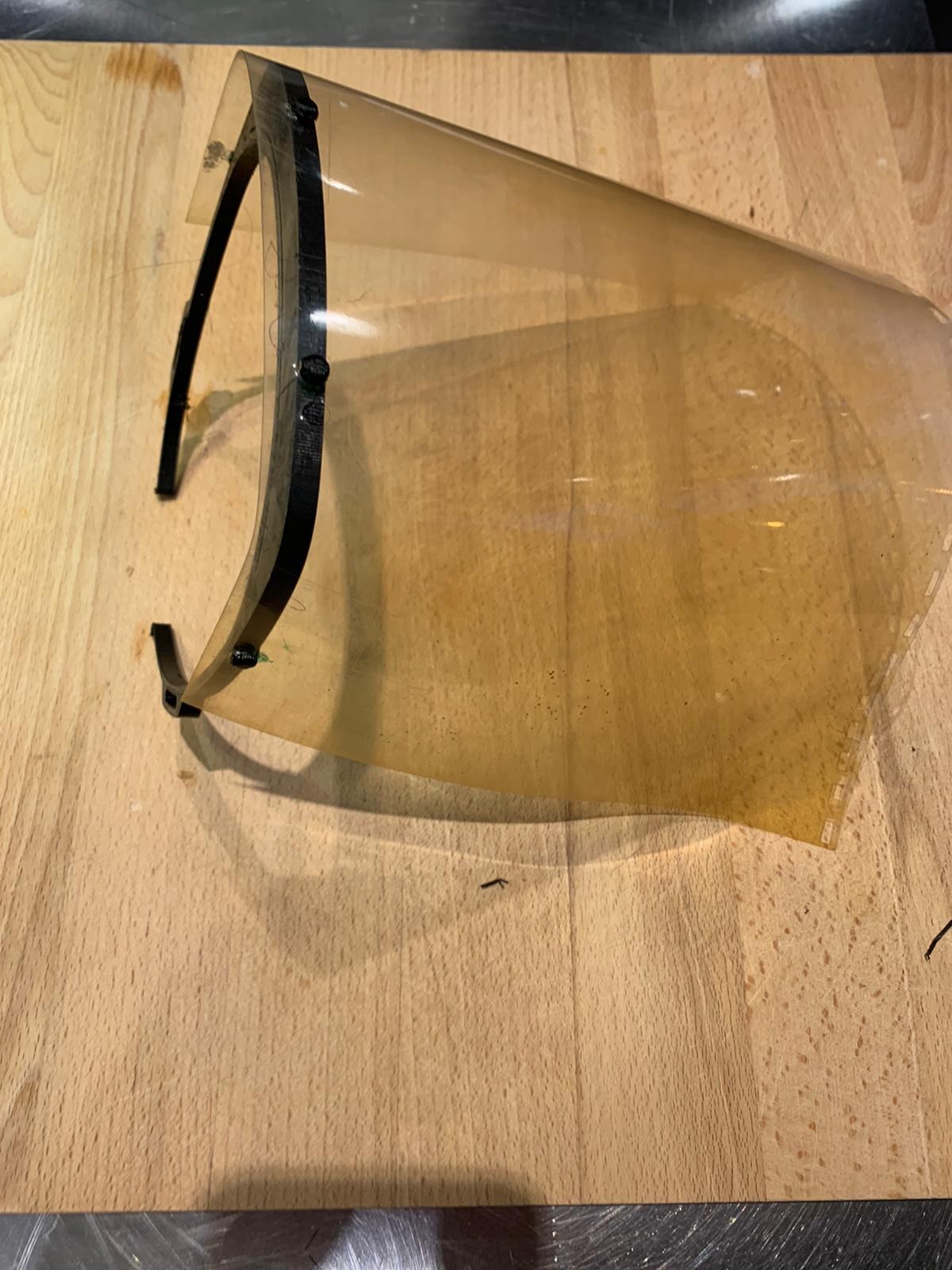 Aquesta és una de les mascaretes fabricades amb impresora 3D per un grup de persones solidaries