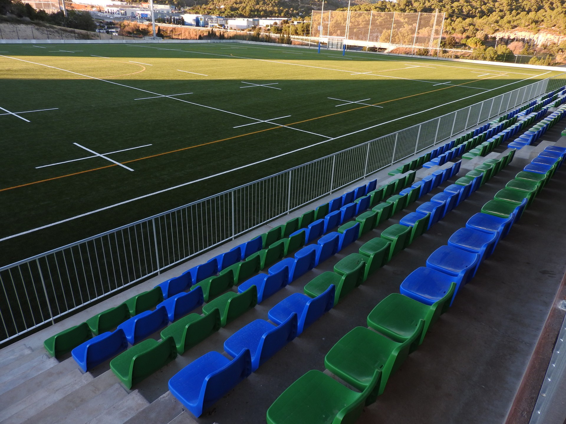 El nou camp poliesportiu de Pins Vens acull una jornada intensa de rugby, aquest dissabte