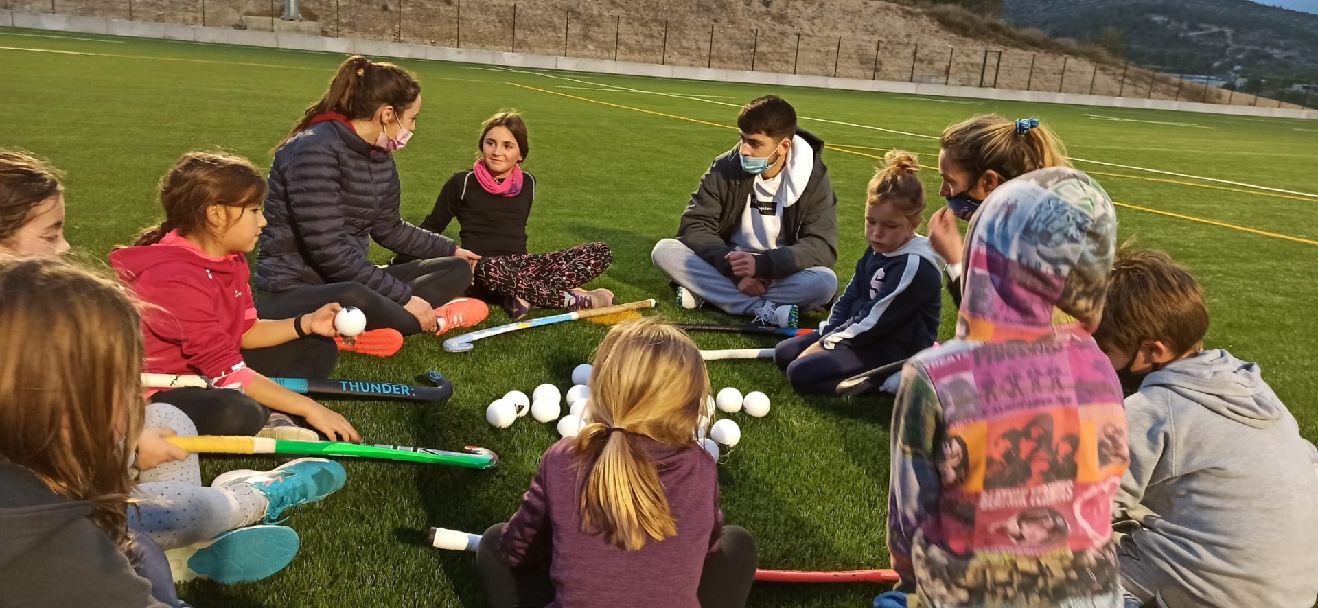 L’hoquei herba arrela amb força al nou camp poliesportiu de Pins Vens