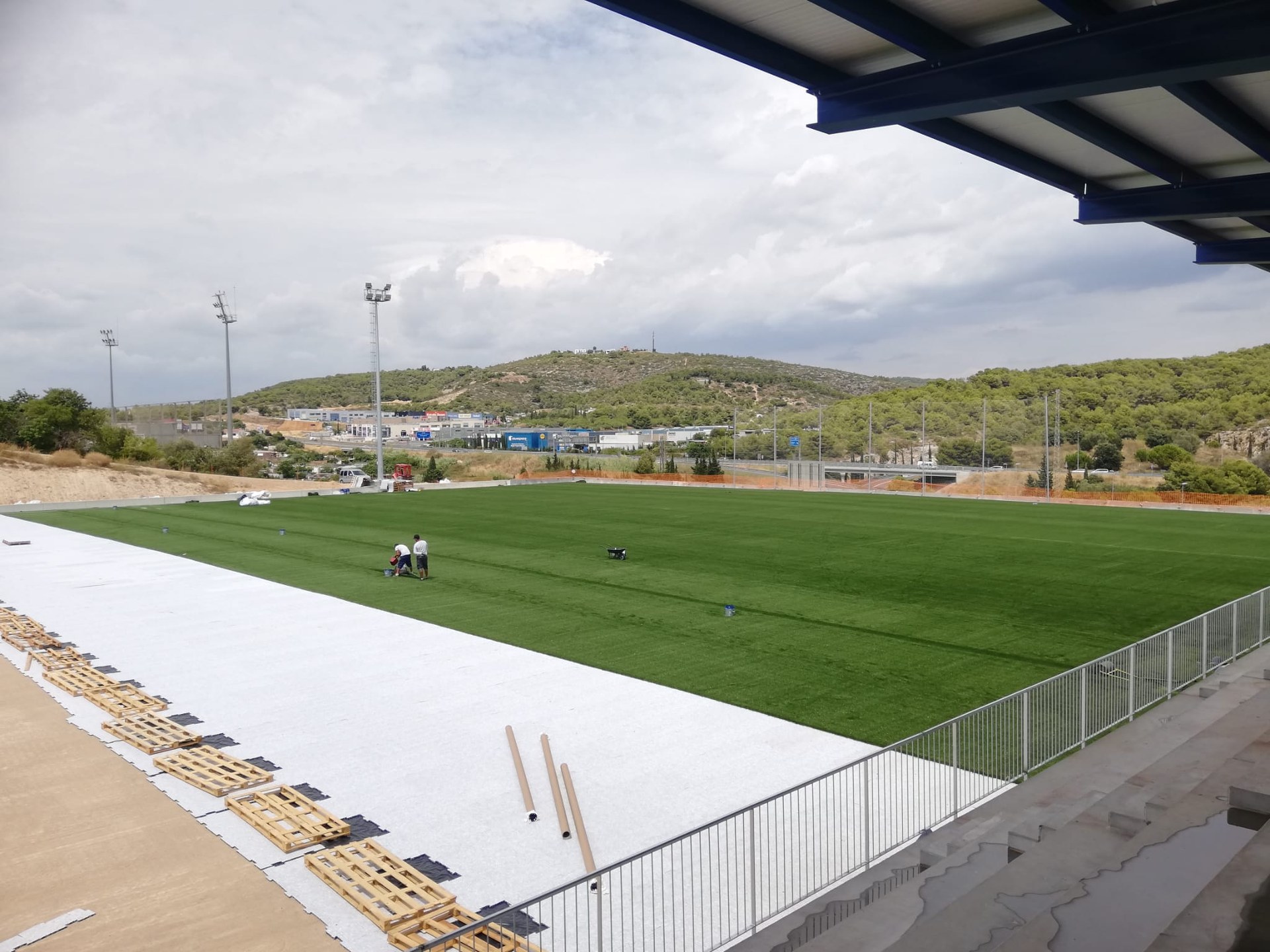 Treballs a la gespa del nou camp esportiu.
