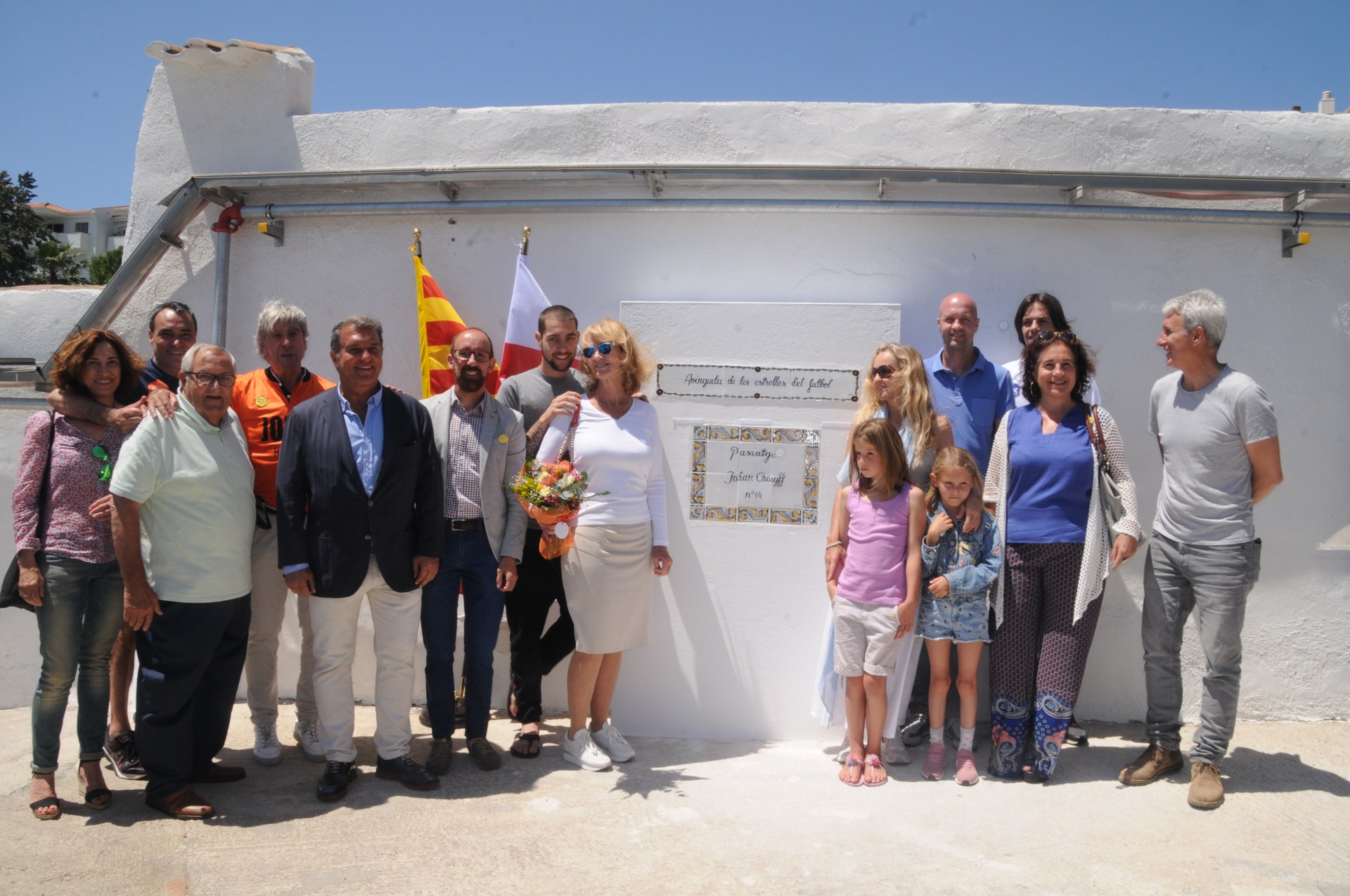 Sitges homenatja a Johan Cruyff amb una placa al Camp Municipal d'Aiguadolç