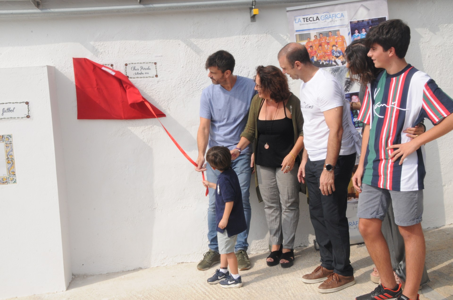 L'alcaldessa, Aurora Carbonell, i alguns dels familiars dels esportistes en el moment del descobriment de les plaques d'homenatge.