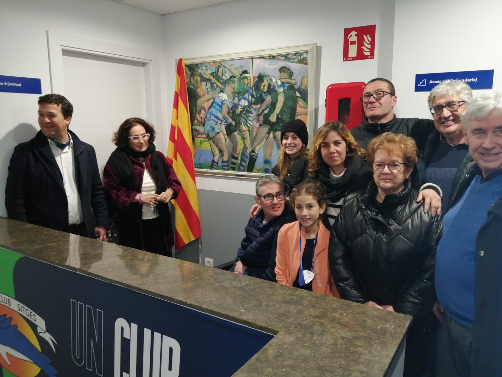 Un quadre de Toni Molina presideix l’entrada al camp del Rugby Sitges