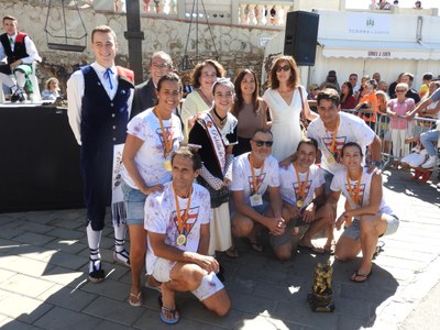 Comissió Festes del Poble Sec guanyadors concurs trepitjadors de raïm.JPG