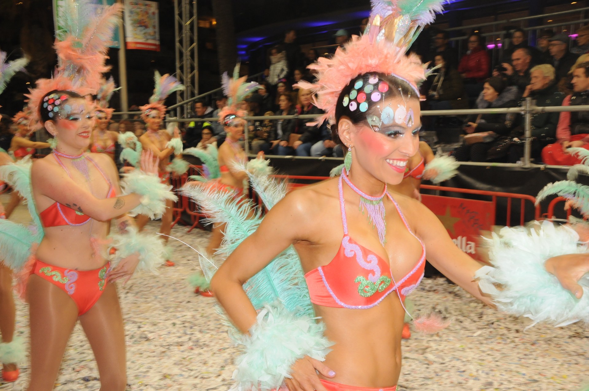La Rua de la Disbauxa porta al clímax el Carnaval de Sitges