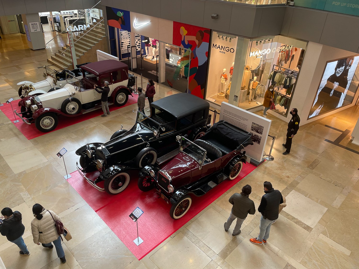 L'exposició de vehicles a L’illa Diagonal desperta l’interès pel Ral·li Barcelona-Sitges