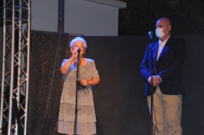 La pendonista de Santa Tecla Dora Pons i el pendonista de Sant Bartomeu la Fundació de l'Hospital Sant Joan Baptista amb el seu gerent Albert Oliver.jpeg