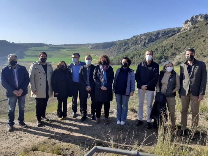 Representants del Departament d'Acció Climàtica, Alimentació i Agenda Rural de la Generalitat, amb representants de l'AMB, i dels ajuntaments de Gavà, Begues i Sitges davant l'espai recuperat de l'antic dipòsit controlat de residus de la vall d'en Joan, situat dins del Parc Natural del Garraf