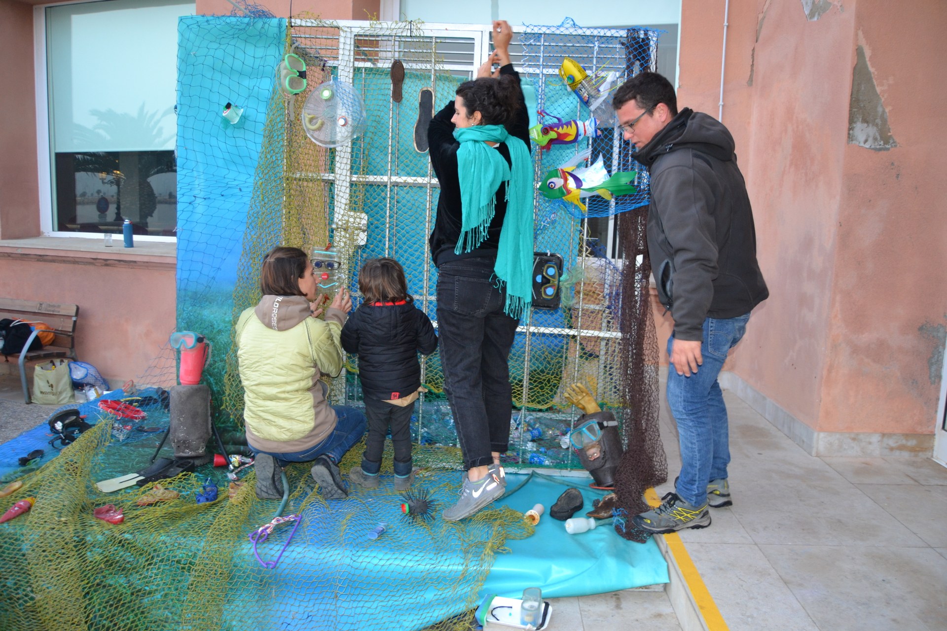 Participants al taller 'Carnaval La Mar de Plàstic'