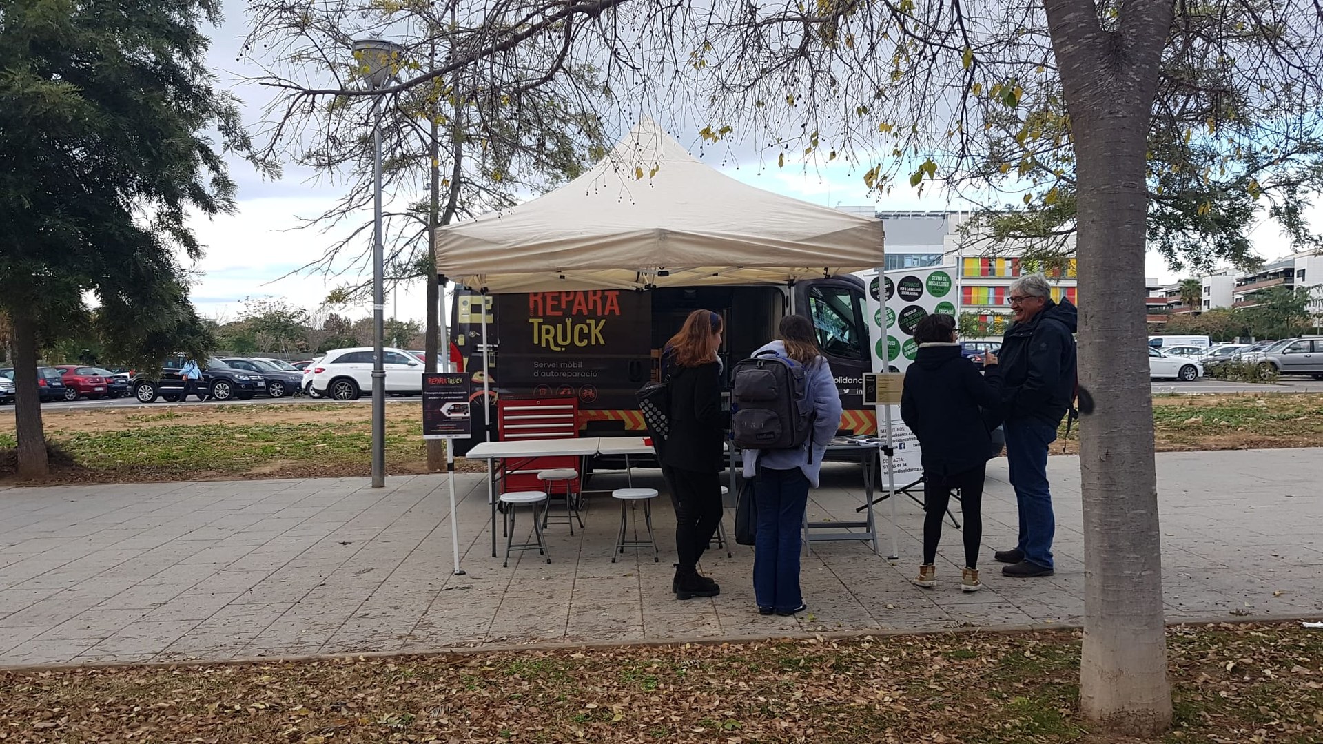 Imatge de la "Repartruck" al costat del Mercat Setmanal de Can Robert